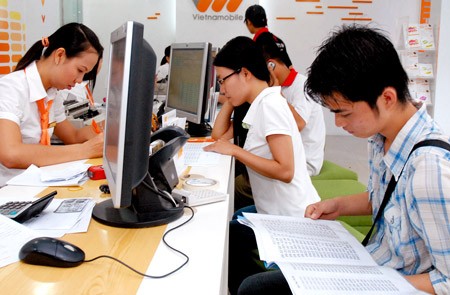 Customers choose SIM card numbers at an agency in HCMC (File photo: SGGP) Customers choose SIM card numbers at an agency in HCMC (File photo: SGGP)